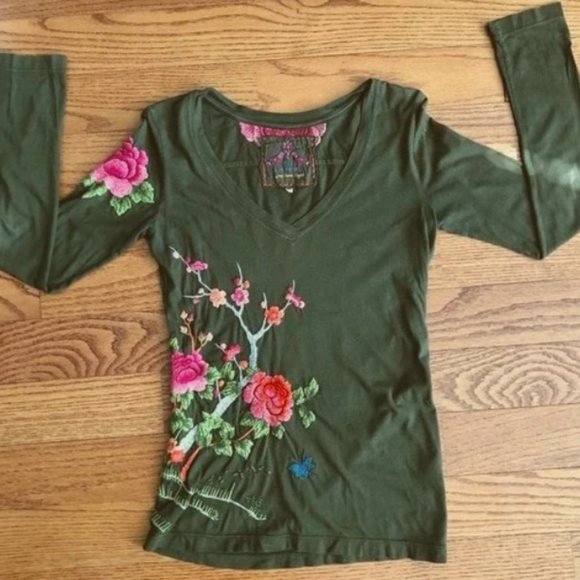 JOHNNY WAS Olive Green Floral Embroidered Long Sleeve Tunic Tee Women’s Size XS